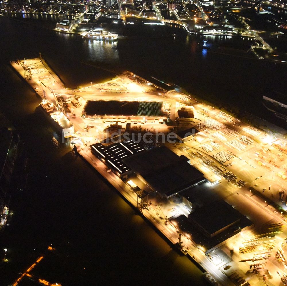 Hamburg bei Nacht aus der Vogelperspektive: Nacht- Beleuchtung des Areales Kleiner Graasbrook im Hamburger Hafen der HHLA in Hamburg