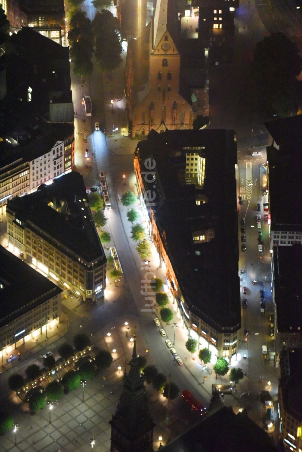 Hamburg bei Nacht aus der Vogelperspektive: Nacht- Beleuchtung vom Bürogebäude des Geschäftshauses in der Mönckbergstraße und der Rahthausstraße in Hamburg