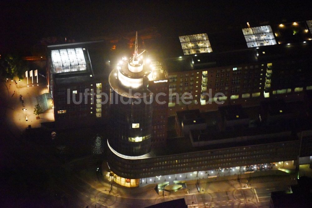 Nacht-Luftaufnahme Hamburg - Nacht- Beleuchtung Bürogebäude- Hochhaus Hanseatic Trade Center in der Speicherstadt der Hafen City in Hamburg