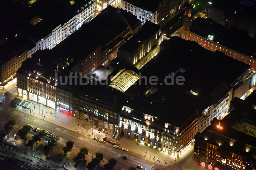 Nachtluftbild Hamburg - Nacht- Beleuchtung am Gebäude des Einkaufszentrum Alsterhaus in Hamburg