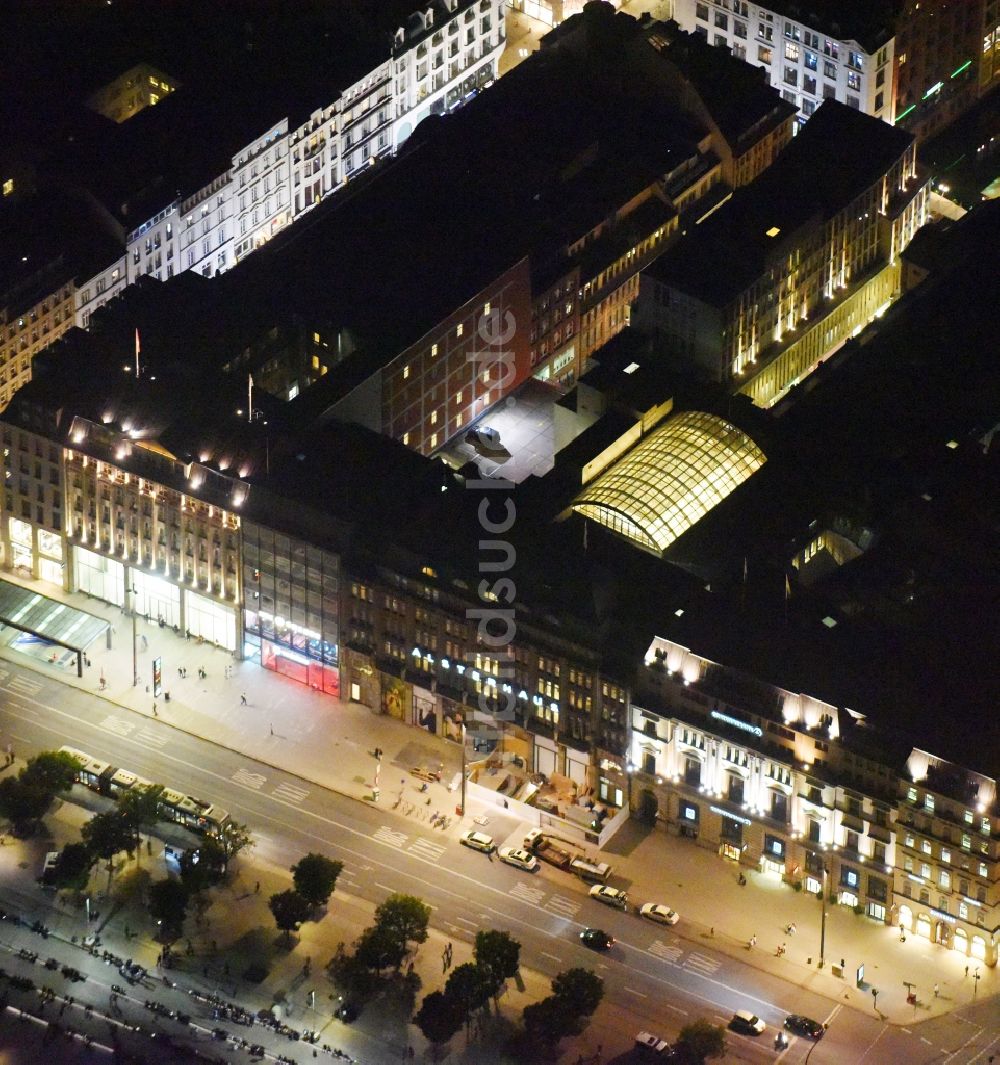 Nacht-Luftaufnahme Hamburg - Nacht- Beleuchtung am Gebäude des Einkaufszentrum Alsterhaus in Hamburg