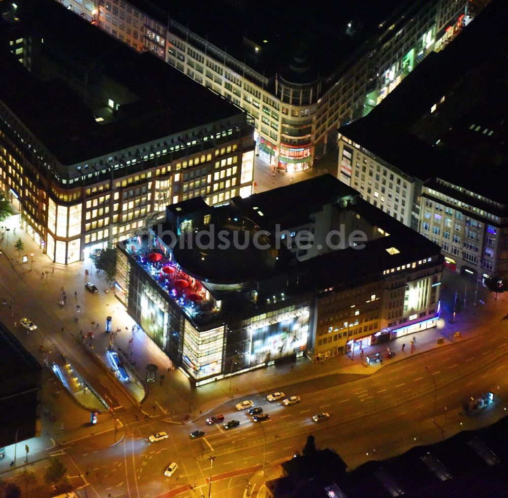 Nacht-Luftaufnahme Hamburg - Nacht- Beleuchtung vom Gebäude des Einkaufszentrums in der Mönckebergstraße und der Straße Steintorwall in Hamburg