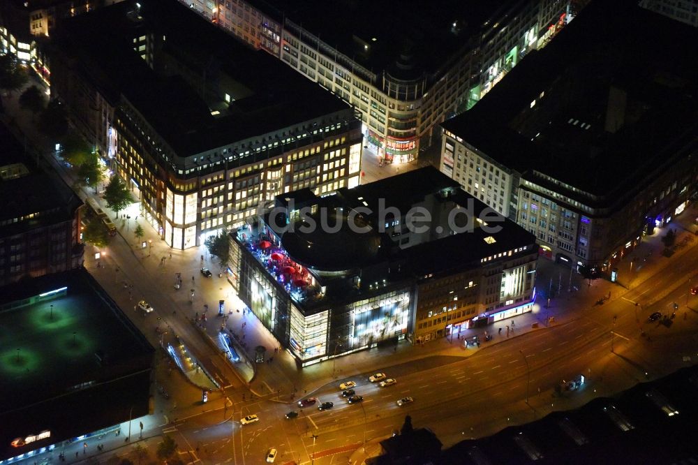 Hamburg bei Nacht von oben - Nacht- Beleuchtung vom Gebäude des Einkaufszentrums in der Mönckebergstraße und der Straße Steintorwall in Hamburg