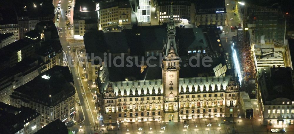 Nachtluftbild Hamburg - Nacht- Beleuchtung vom Gebäude der Stadtverwaltung - Rathaus am Marktplatz in Hamburg