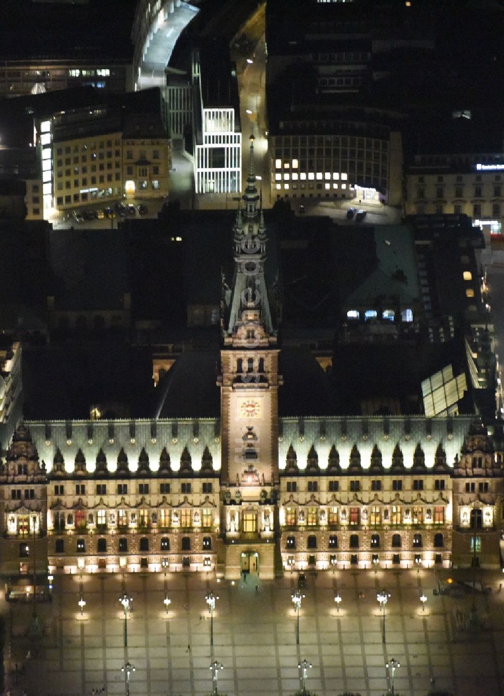 Hamburg bei Nacht von oben - Nacht- Beleuchtung vom Gebäude der Stadtverwaltung - Rathaus am Marktplatz in Hamburg