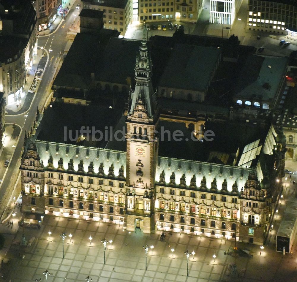 Nacht-Luftaufnahme Hamburg - Nacht- Beleuchtung vom Gebäude der Stadtverwaltung - Rathaus am Marktplatz in Hamburg