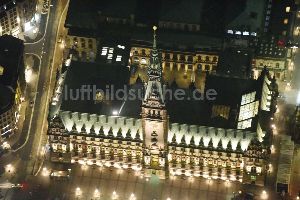 Hamburg bei Nacht von oben - Nacht- Beleuchtung vom Gebäude der Stadtverwaltung - Rathaus am Marktplatz in Hamburg