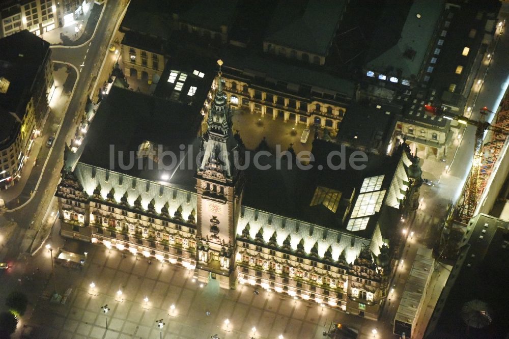 Hamburg bei Nacht aus der Vogelperspektive: Nacht- Beleuchtung vom Gebäude der Stadtverwaltung - Rathaus am Marktplatz in Hamburg