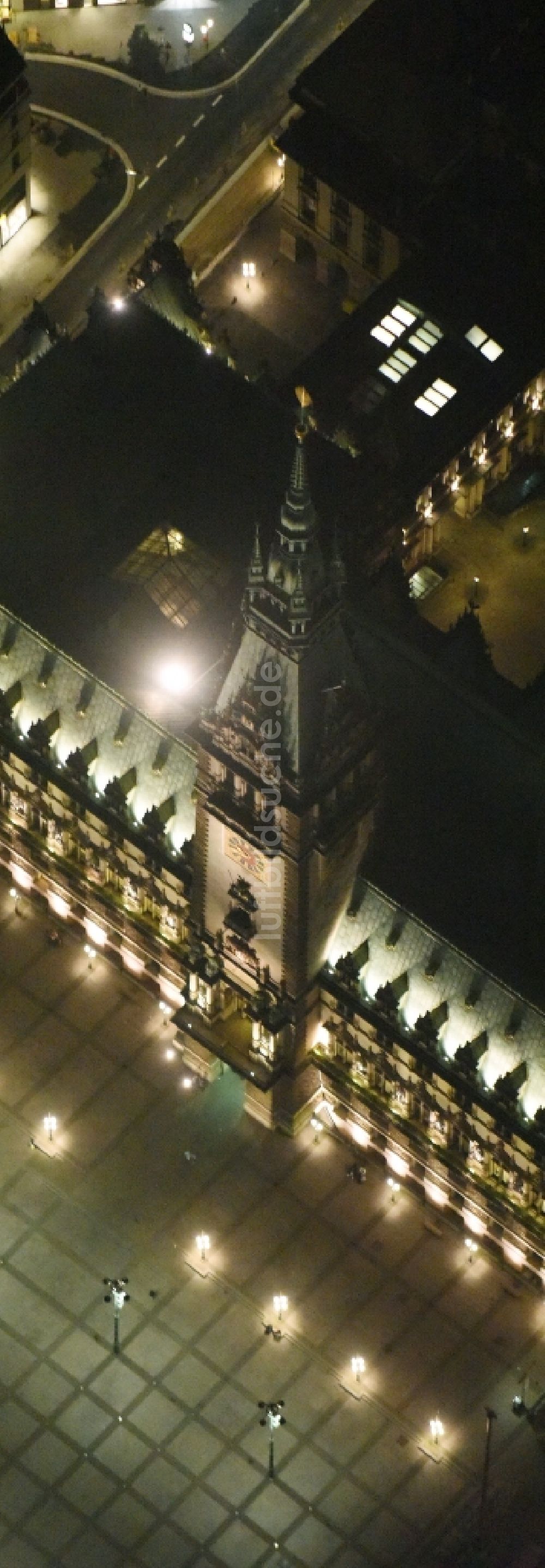 Nachtluftbild Hamburg - Nacht- Beleuchtung vom Gebäude der Stadtverwaltung - Rathaus am Marktplatz in Hamburg