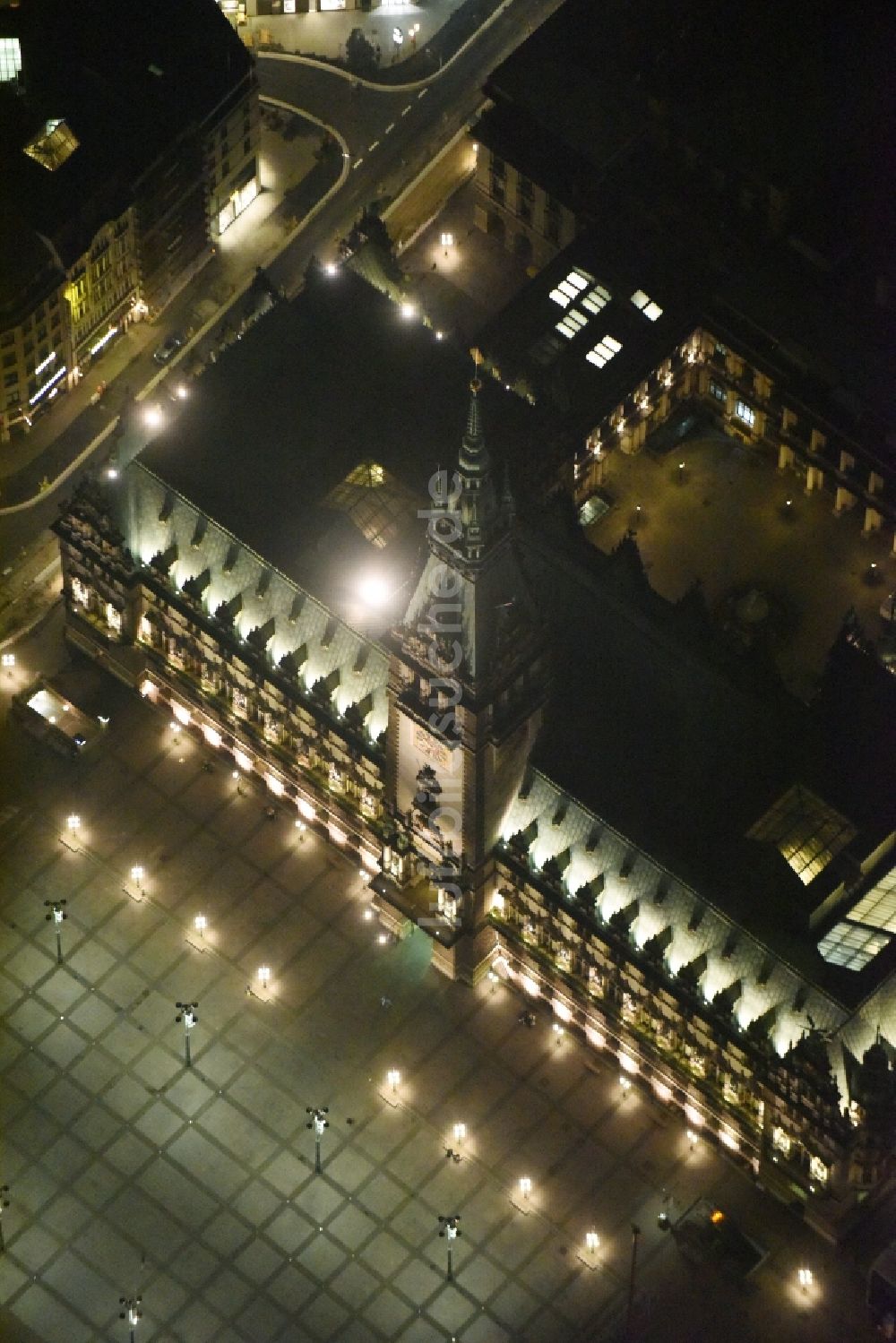 Nacht-Luftaufnahme Hamburg - Nacht- Beleuchtung vom Gebäude der Stadtverwaltung - Rathaus am Marktplatz in Hamburg