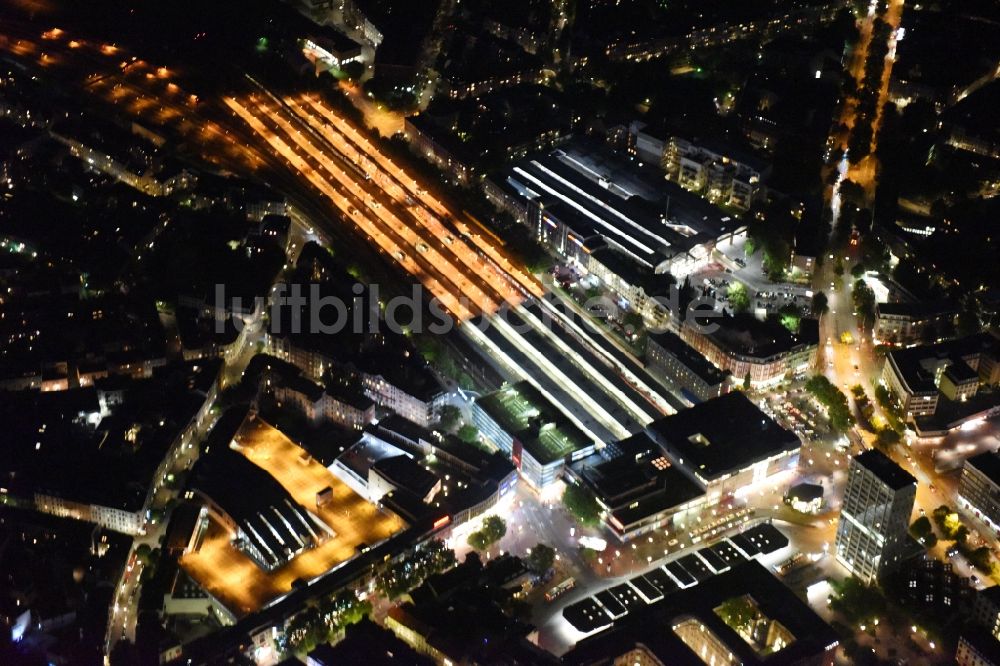 Hamburg bei Nacht aus der Vogelperspektive: Nacht- Beleuchtung vom Gleisverlauf und Bahnhofsgebäude der Deutschen Bahn Hamburg-Altona in Hamburg