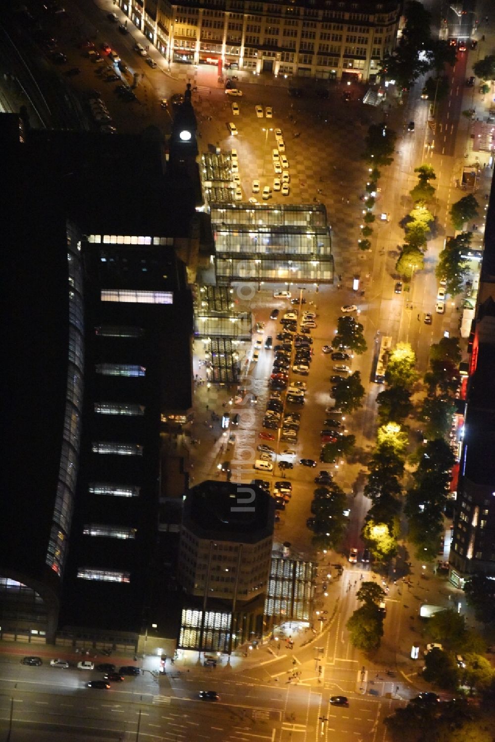 Nacht-Luftaufnahme Hamburg - Nacht- Beleuchtung am Hachmannplatz vor dem Hauptbahnhof der Deutschen Bahn in Hamburg