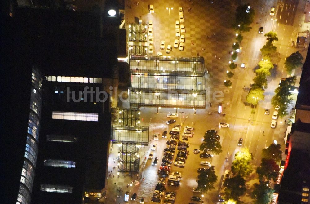 Hamburg bei Nacht von oben - Nacht- Beleuchtung am Hachmannplatz vor dem Hauptbahnhof der Deutschen Bahn in Hamburg