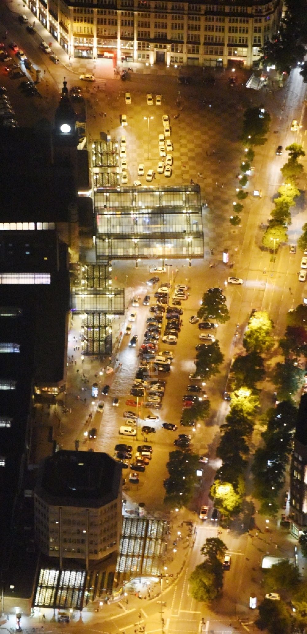 Hamburg bei Nacht aus der Vogelperspektive: Nacht- Beleuchtung am Hachmannplatz vor dem Hauptbahnhof der Deutschen Bahn in Hamburg