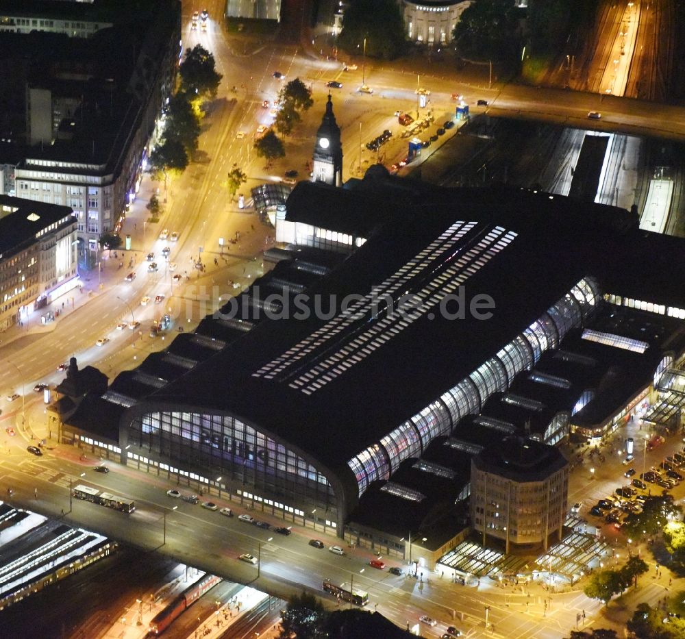 Hamburg bei Nacht aus der Vogelperspektive: Nacht- Beleuchtung am Hauptbahnhof der Deutschen Bahn in Hamburg