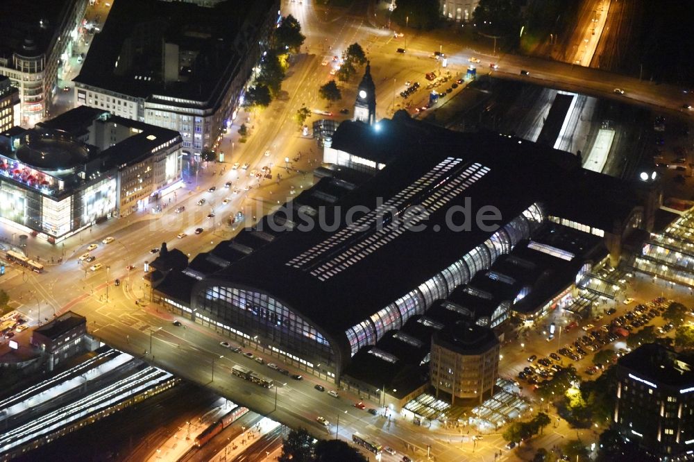 Nachtluftbild Hamburg - Nacht- Beleuchtung am Hauptbahnhof der Deutschen Bahn in Hamburg