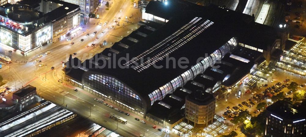 Nacht-Luftaufnahme Hamburg - Nacht- Beleuchtung am Hauptbahnhof der Deutschen Bahn in Hamburg