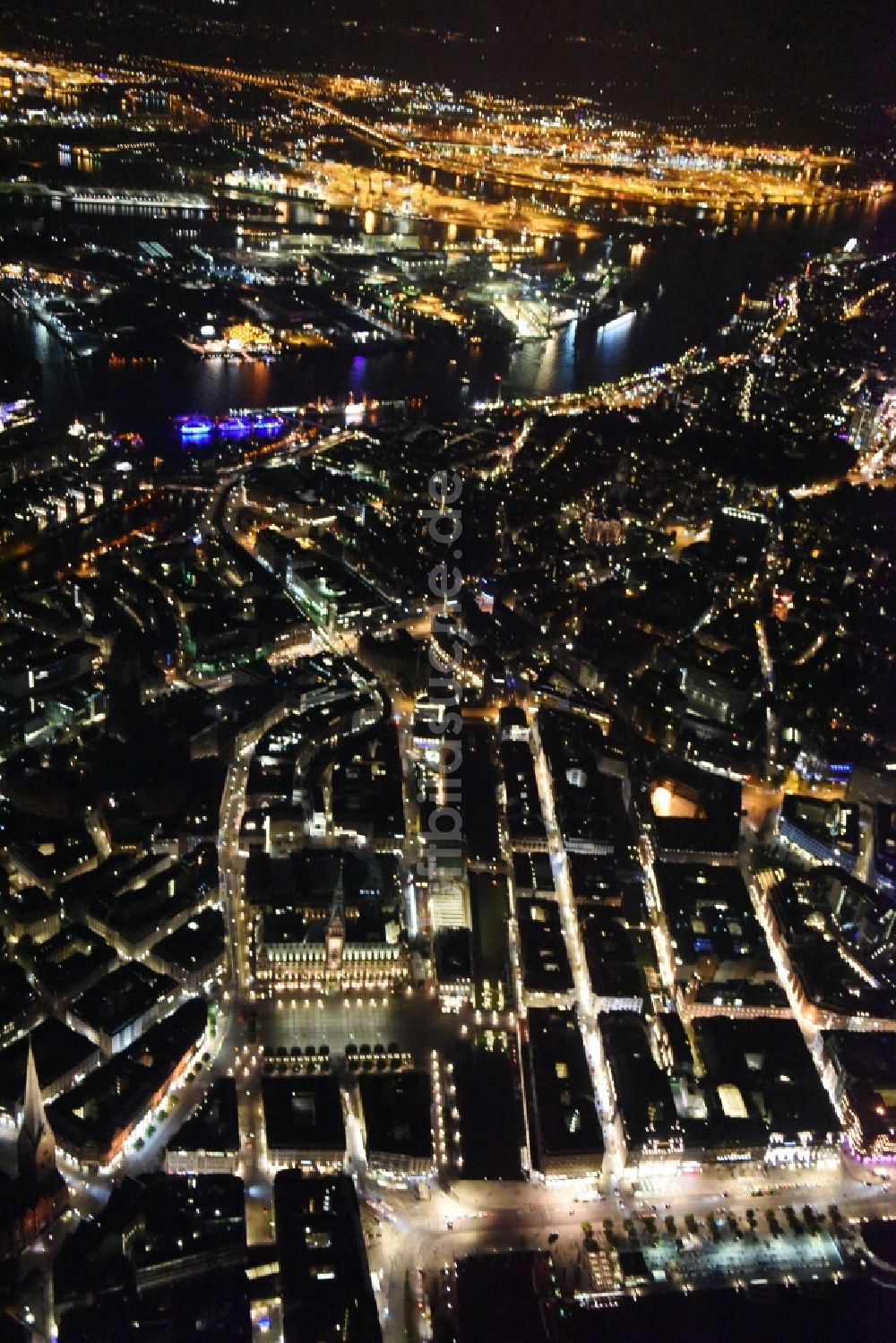 Hamburg bei Nacht von oben - Nacht- Beleuchtung des Innenstadtbereiches am Ufer der Alster in Hamburg