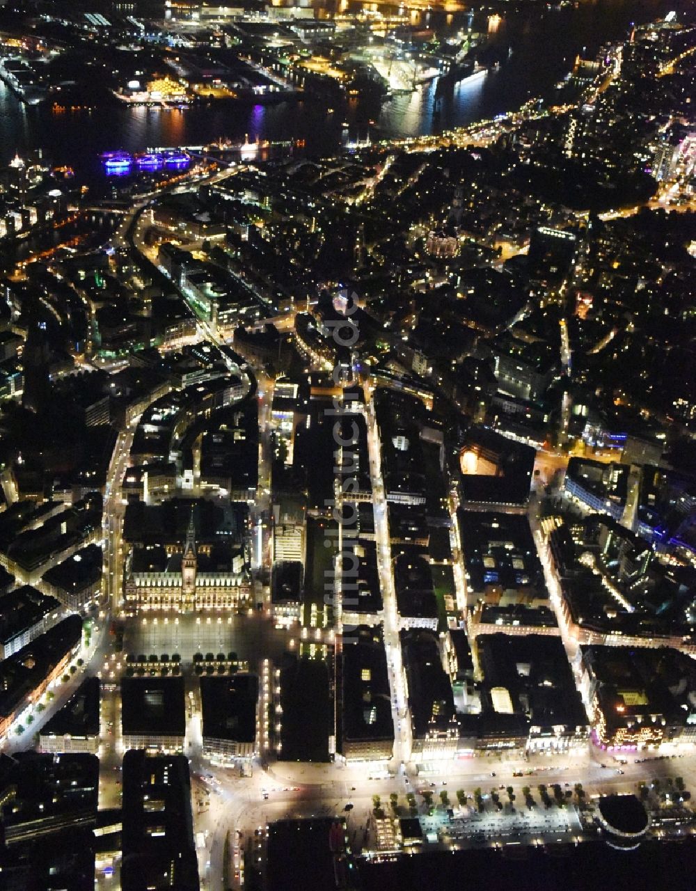 Hamburg bei Nacht aus der Vogelperspektive: Nacht- Beleuchtung des Innenstadtbereiches am Ufer der Alster in Hamburg