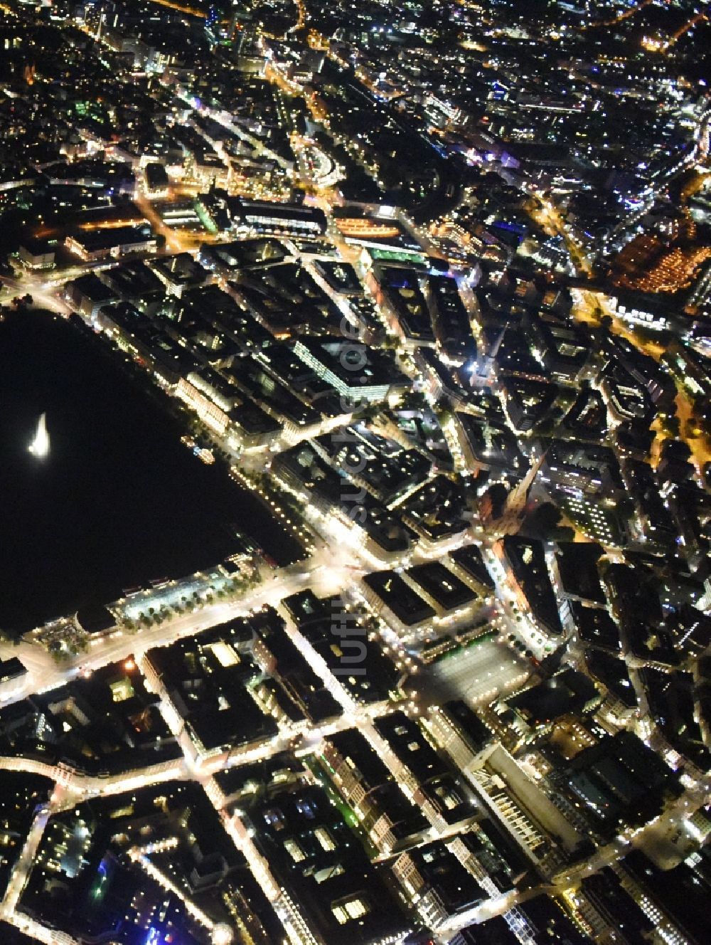 Nacht-Luftaufnahme Hamburg - Nacht- Beleuchtung des Innenstadtbereiches am Ufer der Alster in Hamburg