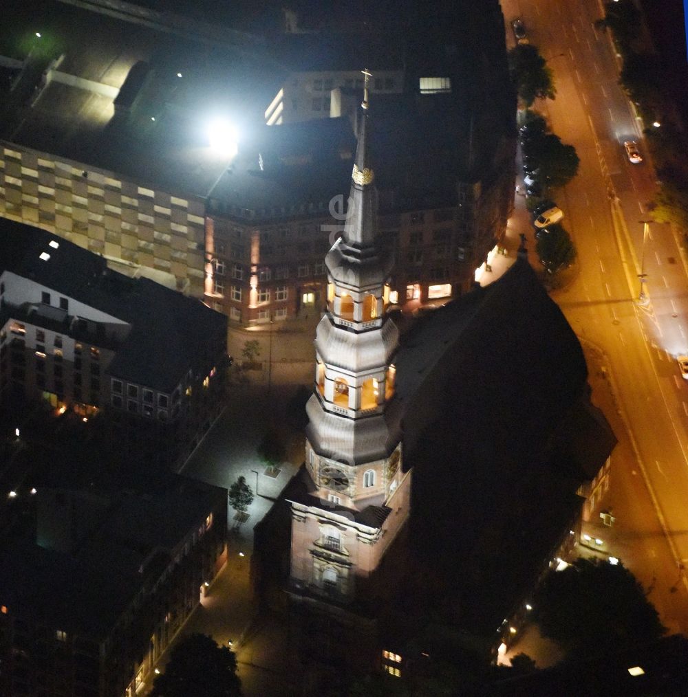 Nachtluftbild Hamburg - Nacht- Beleuchtung am Kirchengebäude der St. Katharinen in Hamburg