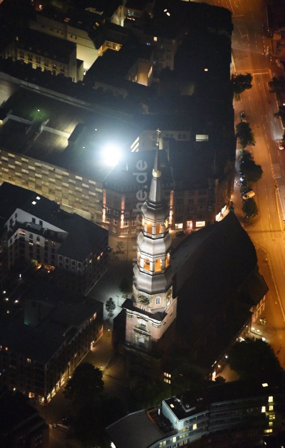 Nacht-Luftaufnahme Hamburg - Nacht- Beleuchtung am Kirchengebäude der St. Katharinen in Hamburg