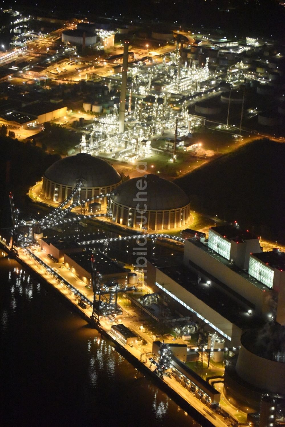 Hamburg bei Nacht von oben - Nacht- Beleuchtung der Kohle- Kraftwerksanlagen des Vattenfall Kraftwerks Moorburg in Hamburg