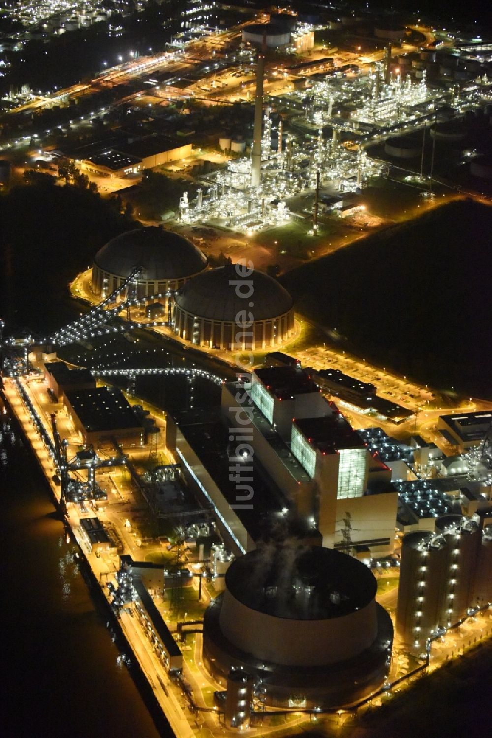 Hamburg bei Nacht aus der Vogelperspektive: Nacht- Beleuchtung der Kohle- Kraftwerksanlagen des Vattenfall Kraftwerks Moorburg in Hamburg