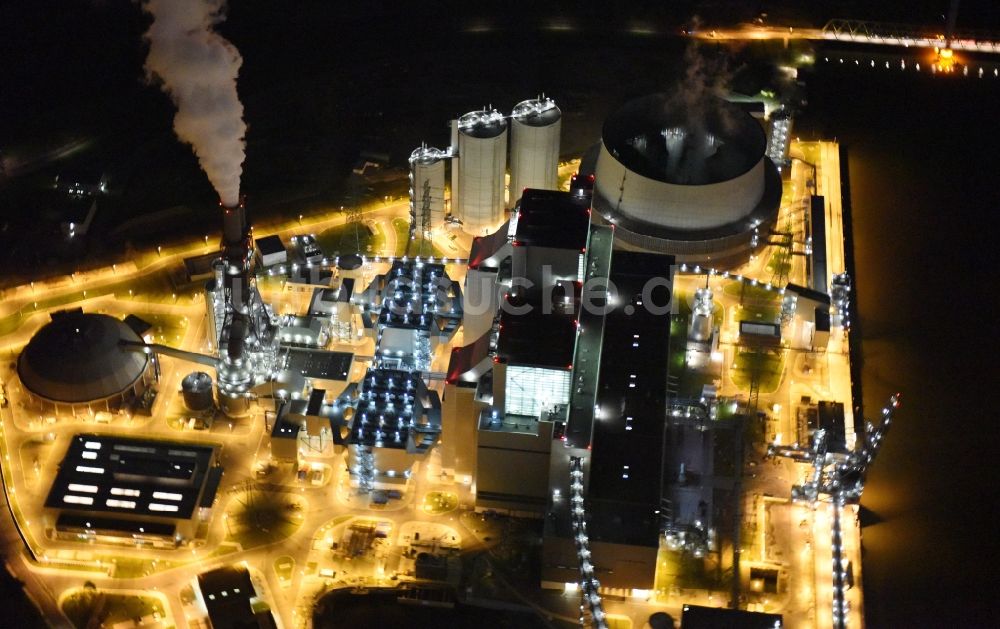 Hamburg bei Nacht von oben - Nacht- Beleuchtung der Kohle- Kraftwerksanlagen des Vattenfall Kraftwerks Moorburg in Hamburg