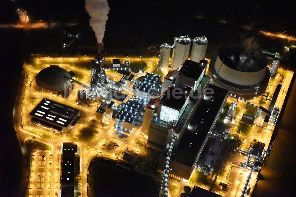 Hamburg bei Nacht aus der Vogelperspektive: Nacht- Beleuchtung der Kohle- Kraftwerksanlagen des Vattenfall Kraftwerks Moorburg in Hamburg