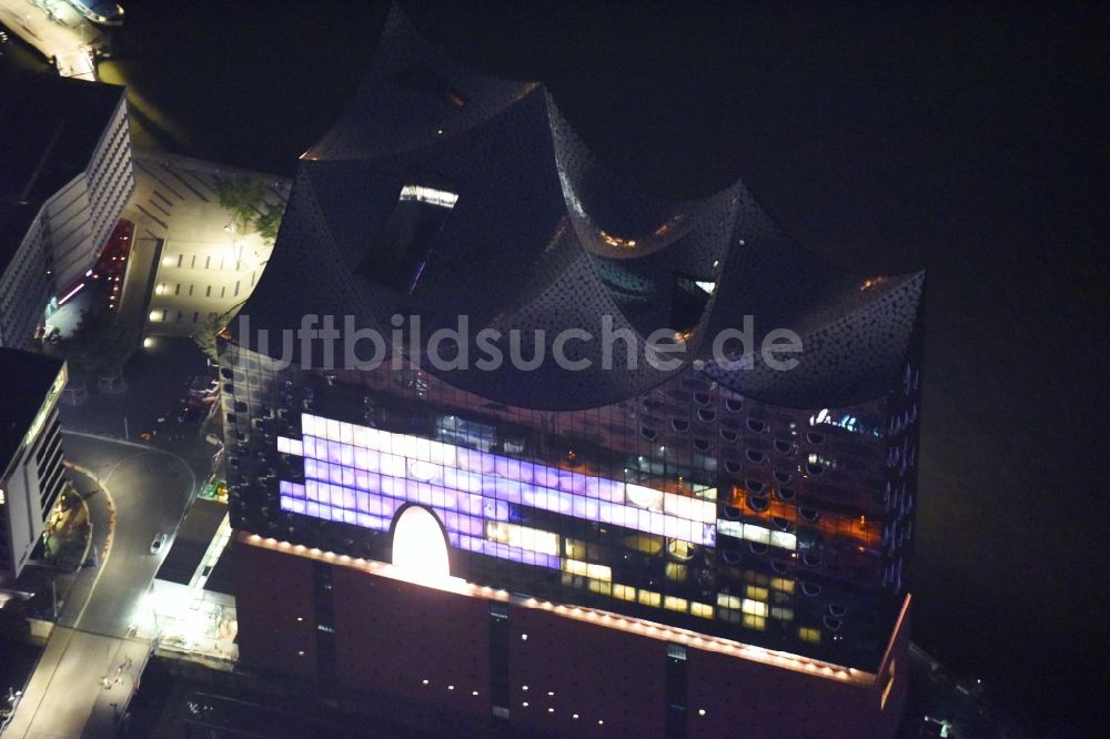 Hamburg bei Nacht aus der Vogelperspektive: Nacht- Beleuchtung am Konzerthaus Elbphilharmonie am Platz der Deutschen Einheit am Ufer der Elbe in Hamburg