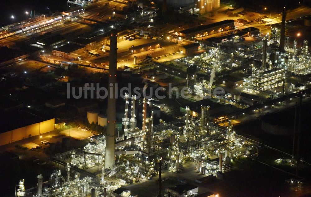 Hamburg bei Nacht von oben - Nacht- Beleuchtung am Raffinerie- Werksgelände des Mineralölproduzenten im Bereich der Hochtank- Lager im Hafen der HHLA in Hamburg