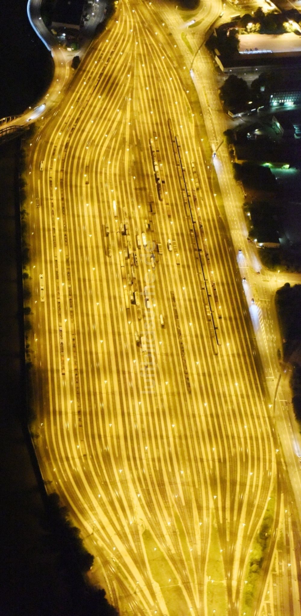 Nacht-Luftaufnahme Hamburg - Nacht- Beleuchtung am Stellwerk Rangierbahnhof Hafenbahnhof Hamburg-Süd in Hamburg-Mitte / Kleiner Grasbrook