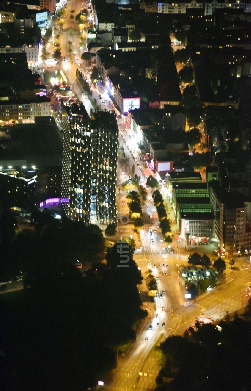 Hamburg bei Nacht von oben - Nacht- Beleuchtung an der Straßenführung der bekannten Flaniermeile und Einkaufsstraße Reeperbahn in Hamburg