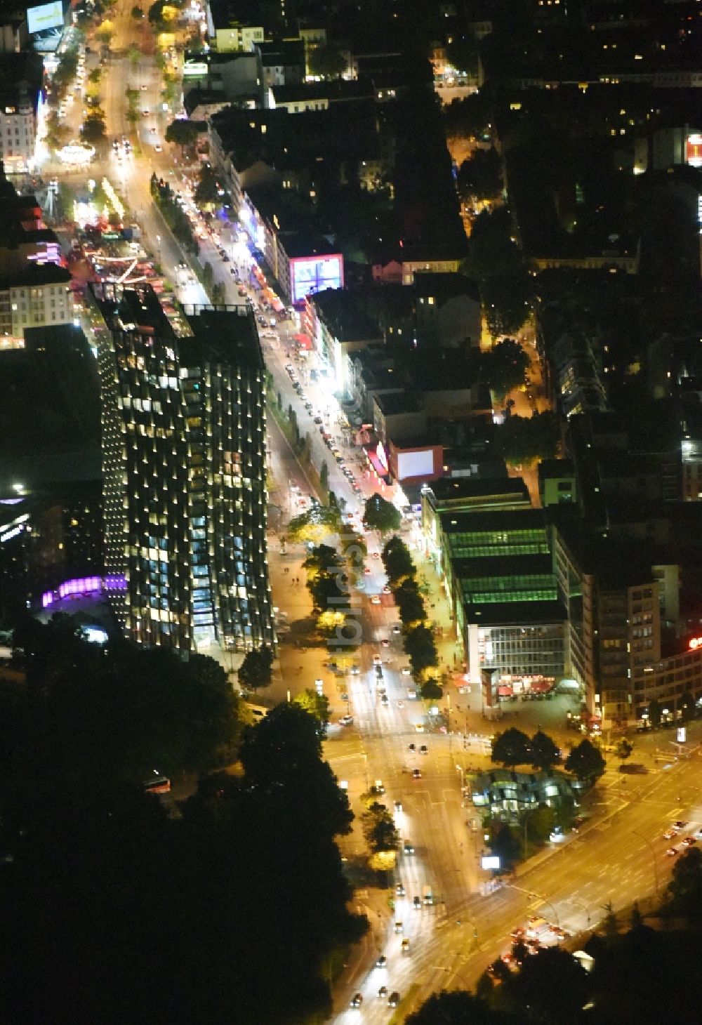 Hamburg bei Nacht aus der Vogelperspektive: Nacht- Beleuchtung an der Straßenführung der bekannten Flaniermeile und Einkaufsstraße Reeperbahn in Hamburg