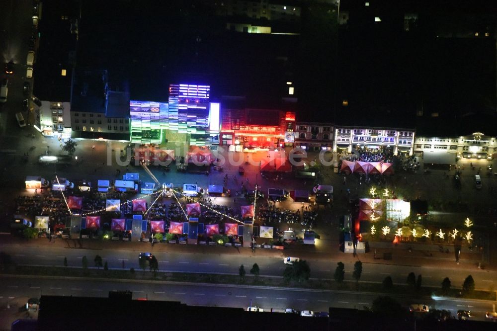 Nachtluftbild Hamburg - Nacht- Beleuchtung an der Straßenführung der bekannten Flaniermeile und Einkaufsstraße Reeperbahn in Hamburg