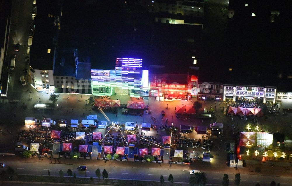 Nacht-Luftaufnahme Hamburg - Nacht- Beleuchtung an der Straßenführung der bekannten Flaniermeile und Einkaufsstraße Reeperbahn in Hamburg