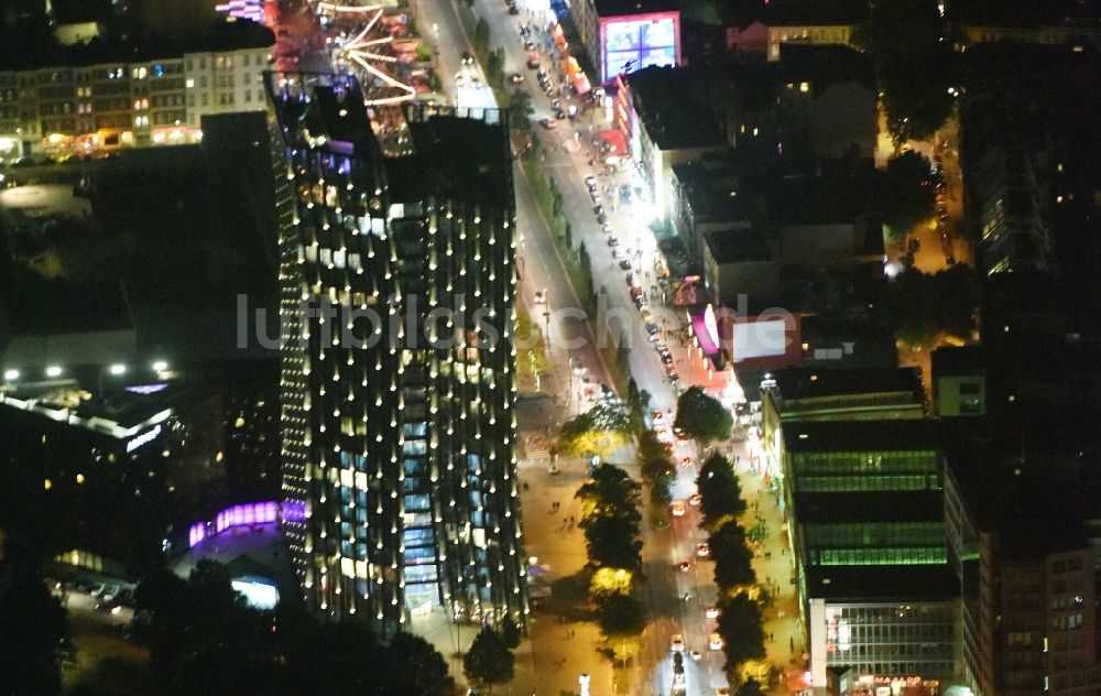 Hamburg bei Nacht von oben - Nacht- Beleuchtung an der Straßenführung der bekannten Flaniermeile und Einkaufsstraße Reeperbahn in Hamburg