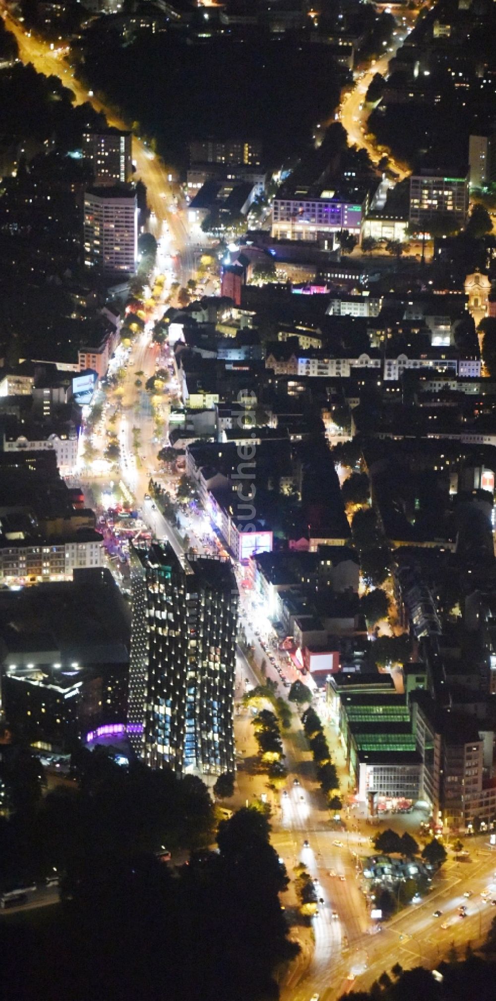 Nacht-Luftaufnahme Hamburg - Nacht- Beleuchtung an der Straßenführung der bekannten Flaniermeile und Einkaufsstraße Reeperbahn in Hamburg