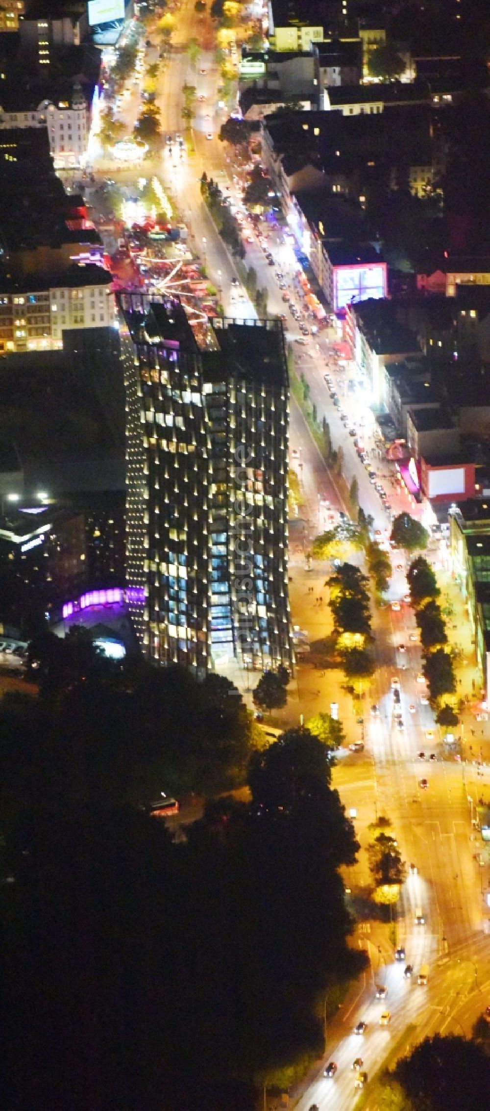 Hamburg bei Nacht von oben - Nacht- Beleuchtung an der Straßenführung der bekannten Flaniermeile und Einkaufsstraße Reeperbahn in Hamburg