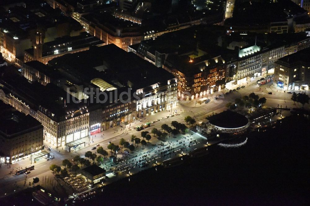 Nachtluftbild Hamburg - Nacht- Beleuchtung der Uferbereiche des Sees Binnenalster am Jungfernstieg im Stadtzentrum der Innenstadt in Hamburg