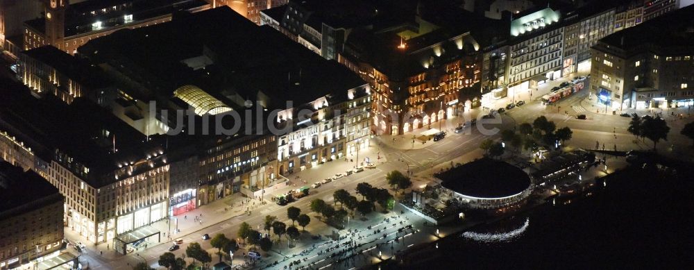 Nacht-Luftaufnahme Hamburg - Nacht- Beleuchtung der Uferbereiche des Sees Binnenalster am Jungfernstieg im Stadtzentrum der Innenstadt in Hamburg