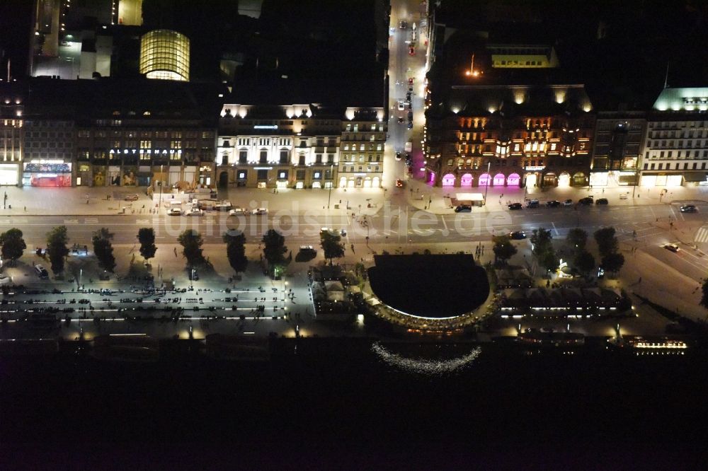 Hamburg bei Nacht aus der Vogelperspektive: Nacht- Beleuchtung der Uferbereiche des Sees Binnenalster am Jungfernstieg im Stadtzentrum der Innenstadt in Hamburg