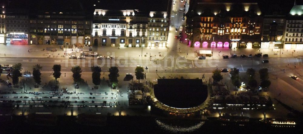 Nachtluftbild Hamburg - Nacht- Beleuchtung der Uferbereiche des Sees Binnenalster am Jungfernstieg im Stadtzentrum der Innenstadt in Hamburg