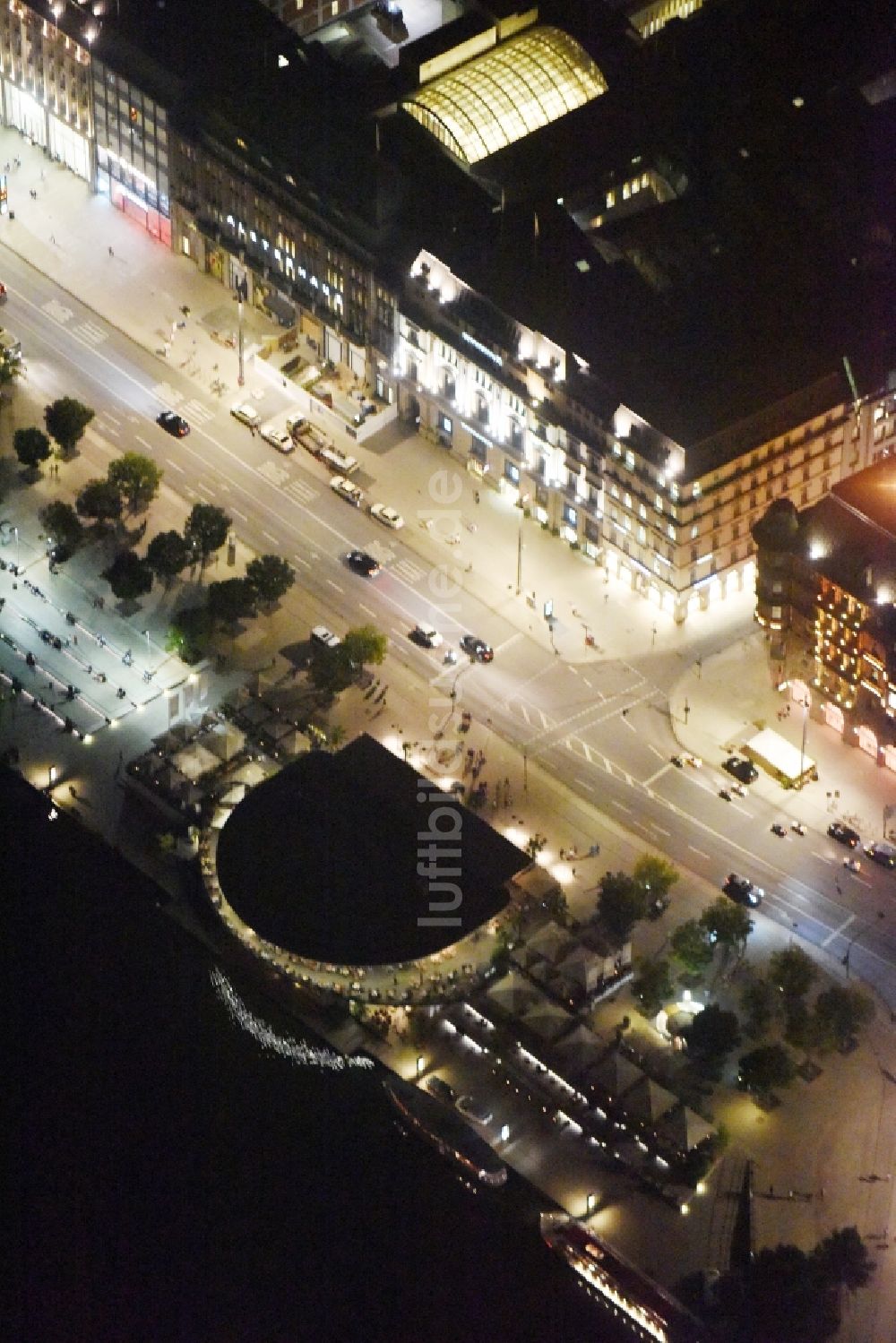 Nachtluftbild Hamburg - Nacht- Beleuchtung der Uferbereiche des Sees Binnenalster am Jungfernstieg im Stadtzentrum der Innenstadt in Hamburg