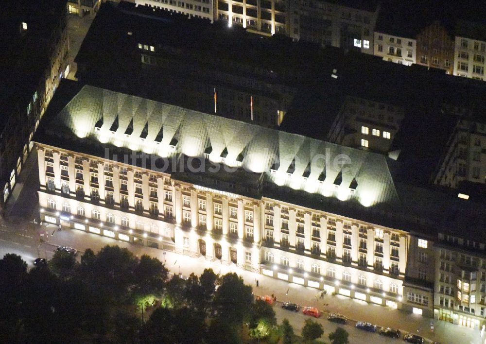 Nacht-Luftaufnahme Hamburg - Nacht- Beleuchtung am Verwaltungsgebäude des Versicherungs- Unternehmens Hapag-Lloyd AG am Ballindamm in Hamburg