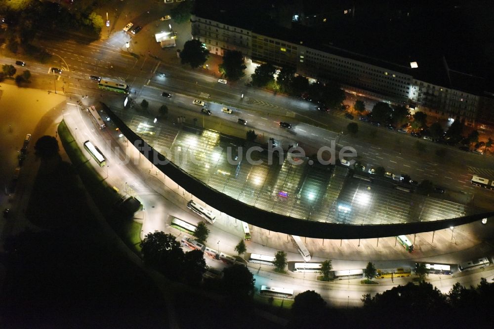 Hamburg bei Nacht aus der Vogelperspektive: Nacht- Beleuchtung am ZOB Omnibus- Bahnhof an Adenauerallee der Verkehrsbetriebe in Hamburg