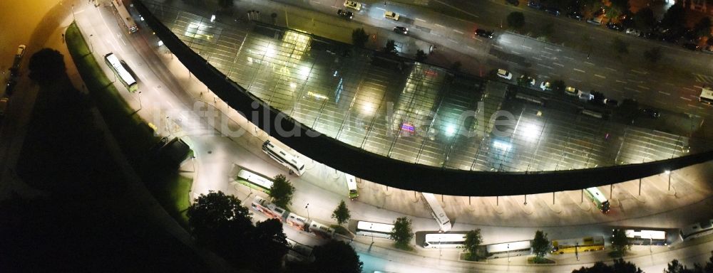 Nachtluftbild Hamburg - Nacht- Beleuchtung am ZOB Omnibus- Bahnhof an Adenauerallee der Verkehrsbetriebe in Hamburg