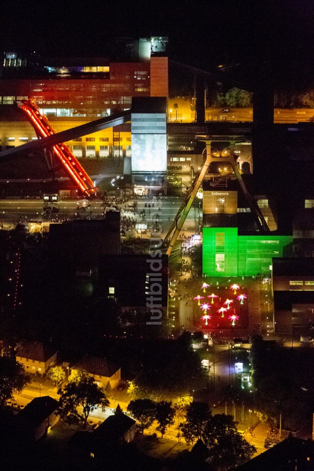 Essen bei Nacht von oben - Nacht der Industriekultur im Rahmen der Aktion Extraschicht 2012 über dem Weltkulturerbe Zollverein Essen