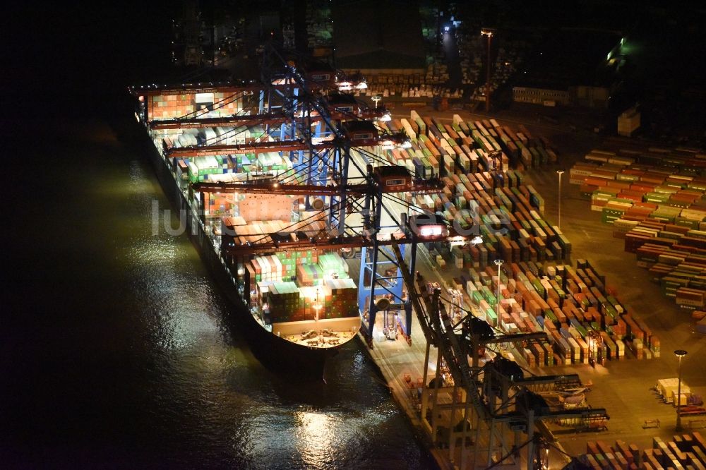 Hamburg bei Nacht aus der Vogelperspektive: Nacht- Lichter am Containerschiff am Terminal Steinwerder am Ufer der Norderelbe im Hafen im Hafen in Hamburg